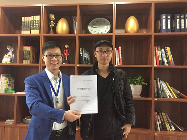 客戶(hù)合影.jpg 客戶(hù)合影.jpg